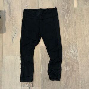 Lululemon black 3/4 leggings with side pockets